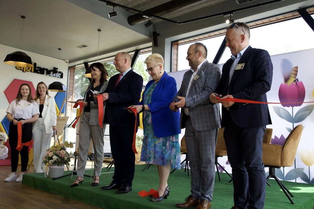 przecinanie wstęgi podczas otwarcia Apilandii
