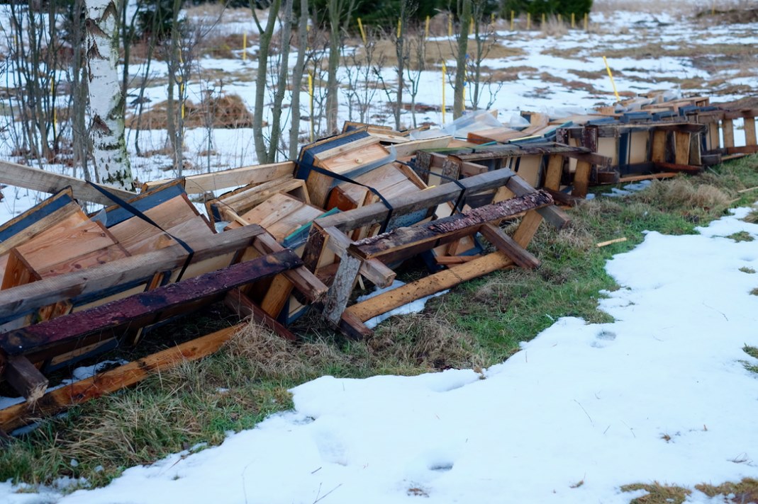 Wywrócone ule w pasiece koło Wałbrzycha