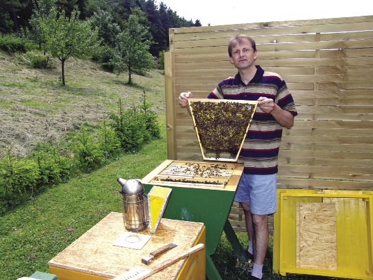 Wielu Czytelników „Pasieki” pamięta Pana Krzysztofa z&nbsp;publikacji o&nbsp;ulu Apostoly’ego zamieszczonego na naszych łamach, jednak ten typ ula to tylko jeden z&nbsp;wielu użytkowanych przez niego.