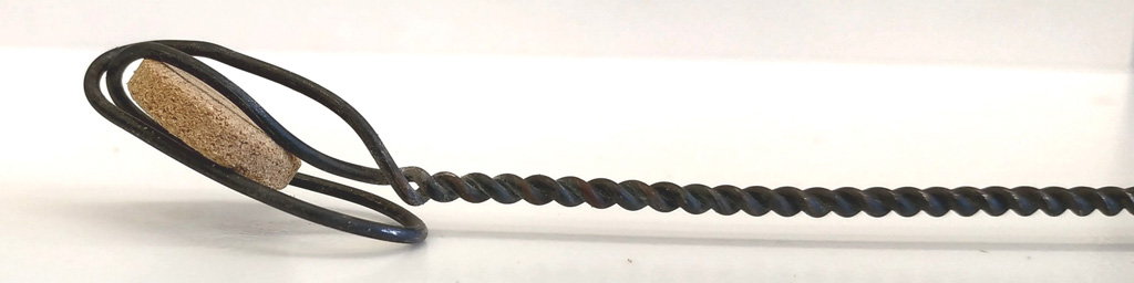 Fot. 1. Tabletka Apiwarolu umocowana na ruszcie z drutu: A) widok z boku pokazujący, że tabletka nie leży płasko, a jest lekko uniesiona, B) widok z góry.