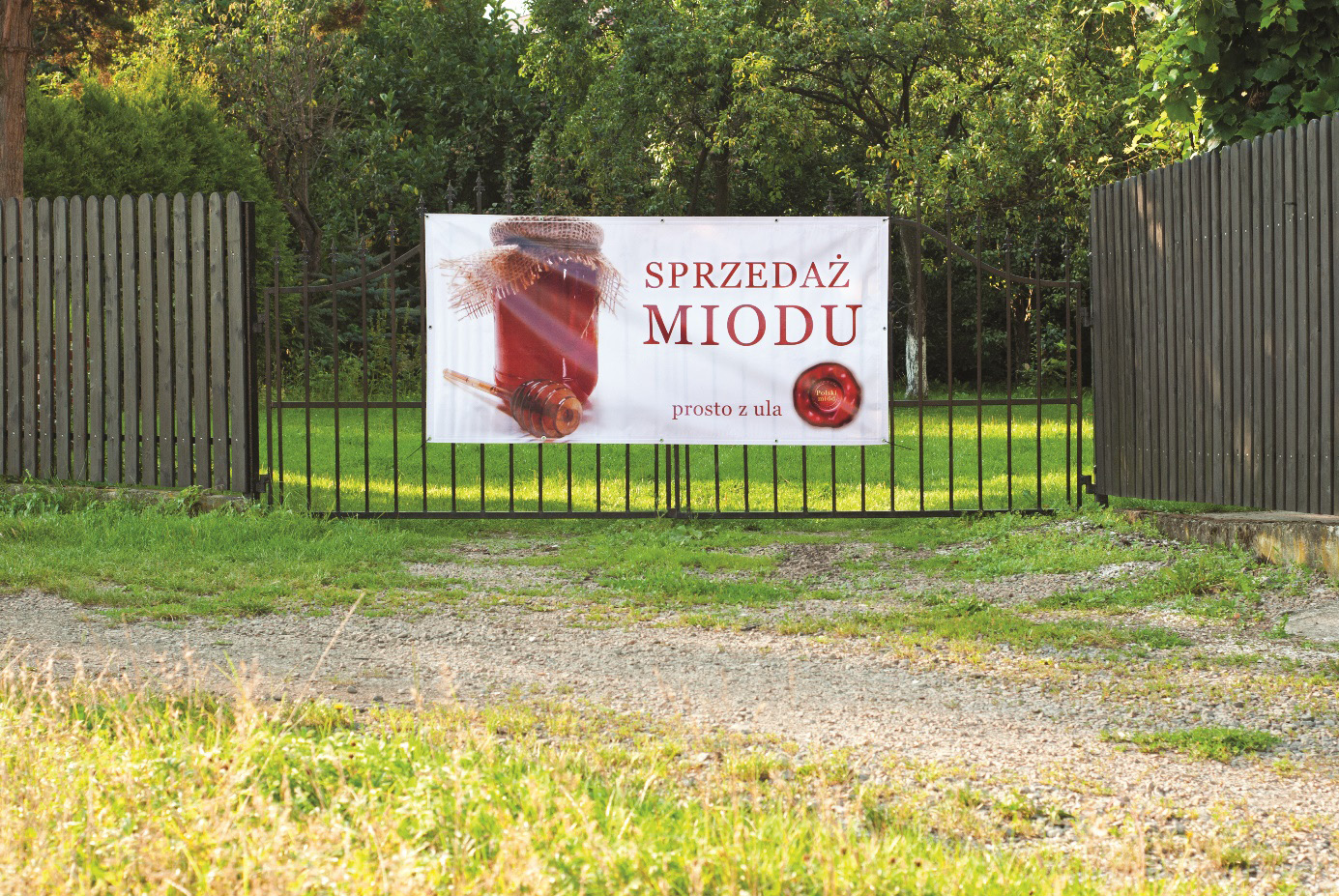 Obraz zawierający na wolnym powietrzu, tekst, trawa, drzewo
Zawartość wygenerowana przez sztuczną inteligencję może być niepoprawna.